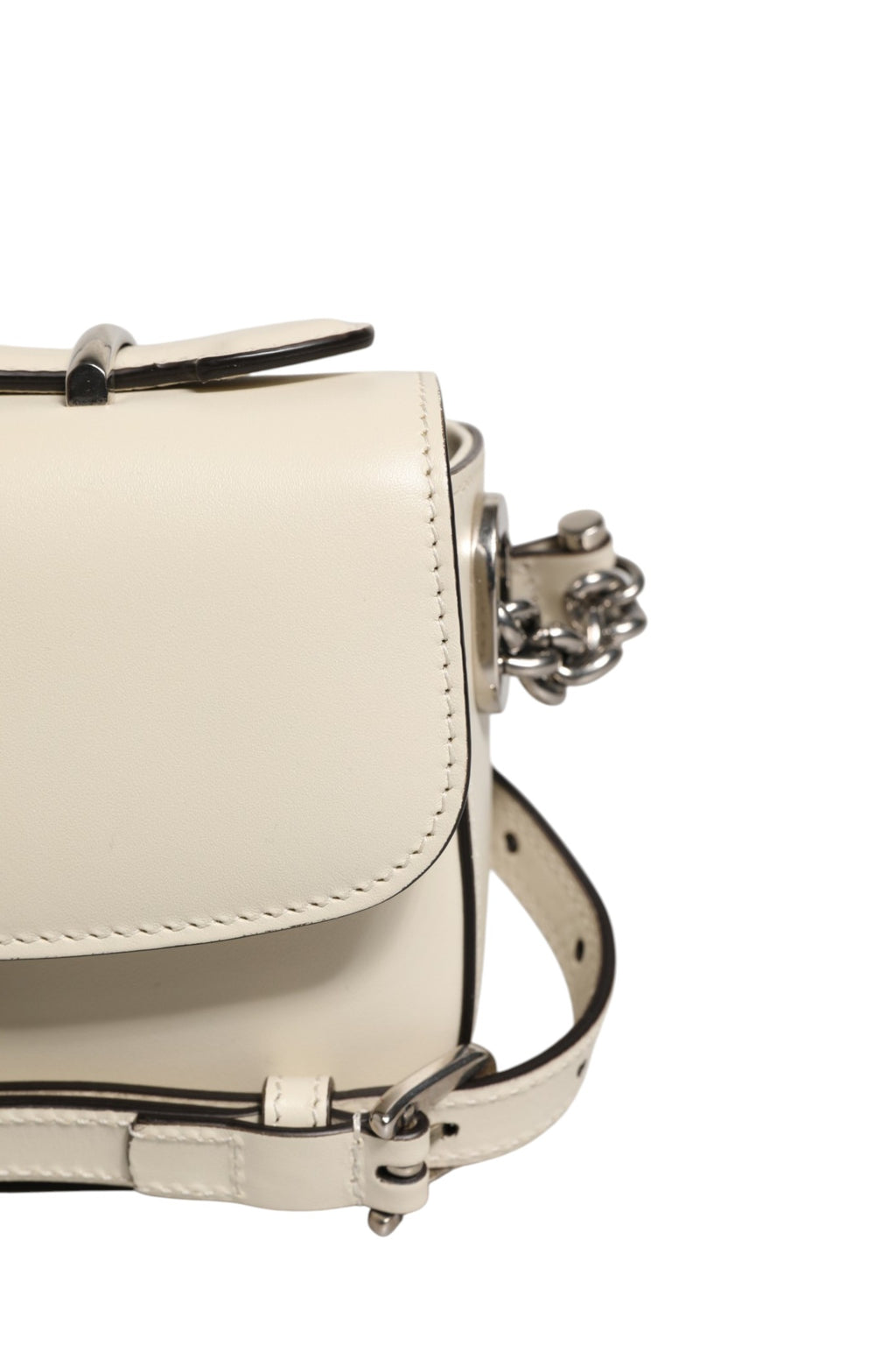 Sac à bandoulière Gucci Petite GG Flap avec logo en cuir et chaîne, vue de face, élégance classique et détails sophistiqués.