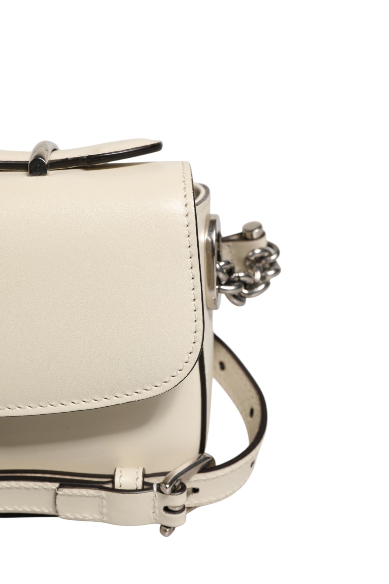 Sac à bandoulière Gucci Petite GG Flap avec logo en cuir et chaîne, vue de face, élégance classique et détails sophistiqués.
