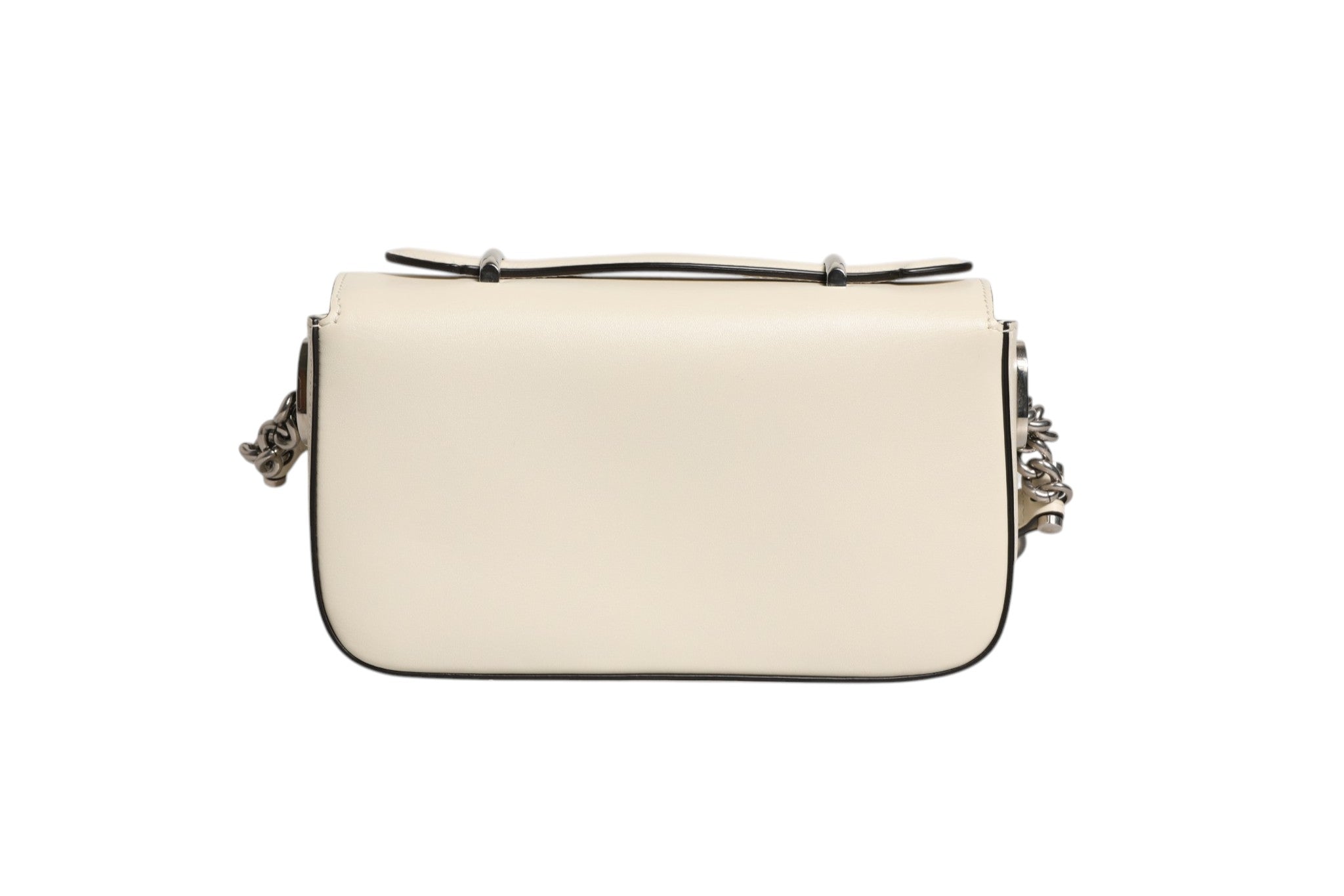 Sac à bandoulière Gucci Petite GG Flap avec fermeture à rabat en cuir et motif monogramme GG, porté sur l'épaule.