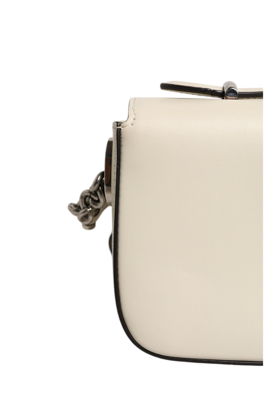 Sac à épaule Gucci Petite GG Flap avec fermeture à rabat en cuir noir et motif monogramme GG.