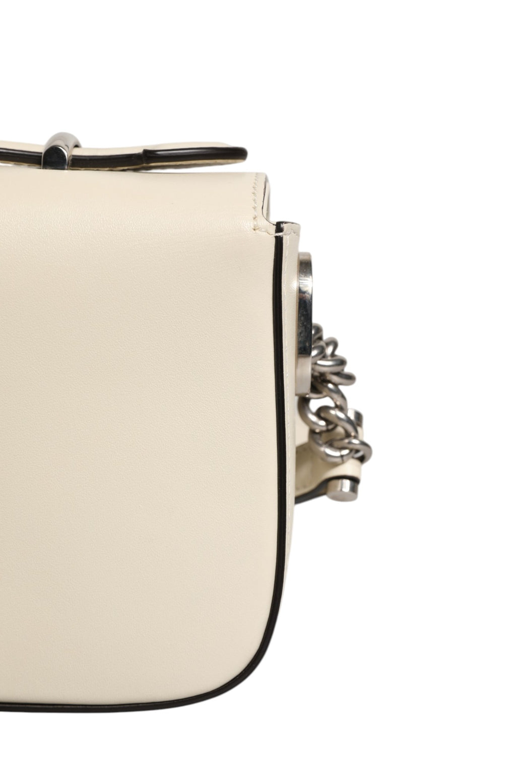 Sac à épaule Gucci Petite GG Flap avec rabat en cuir et logo emblématique, vue de profil sur fond neutre.
