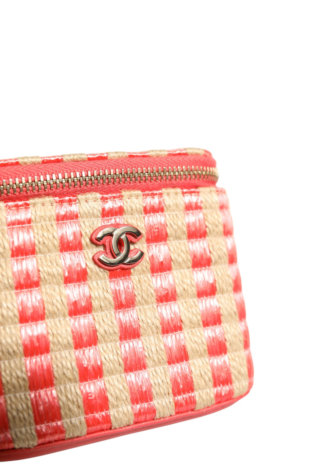 Mini vanity case Chanel en rafia et jute à rayures, compact et élégant avec tirette, idéal pour accessoires de beauté.