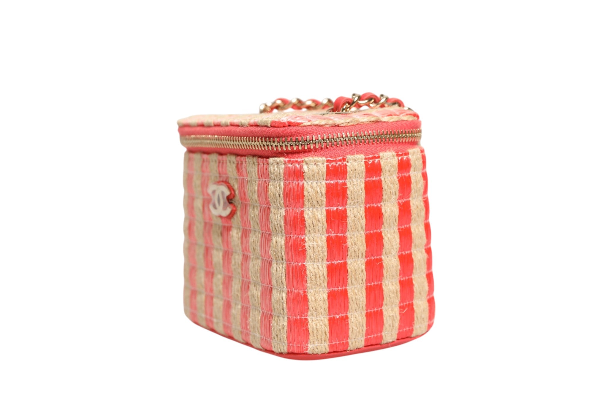 Petite trousse de maquillage Chanel en jute rayée en rafia, avec poignées et fermeture élégante.