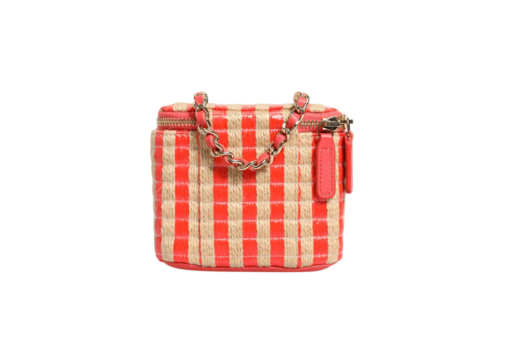 Mini vanity case Chanel en jute rayée en raffia avec fermeture métallique et poignée, élégant et compact pour le maquillage.