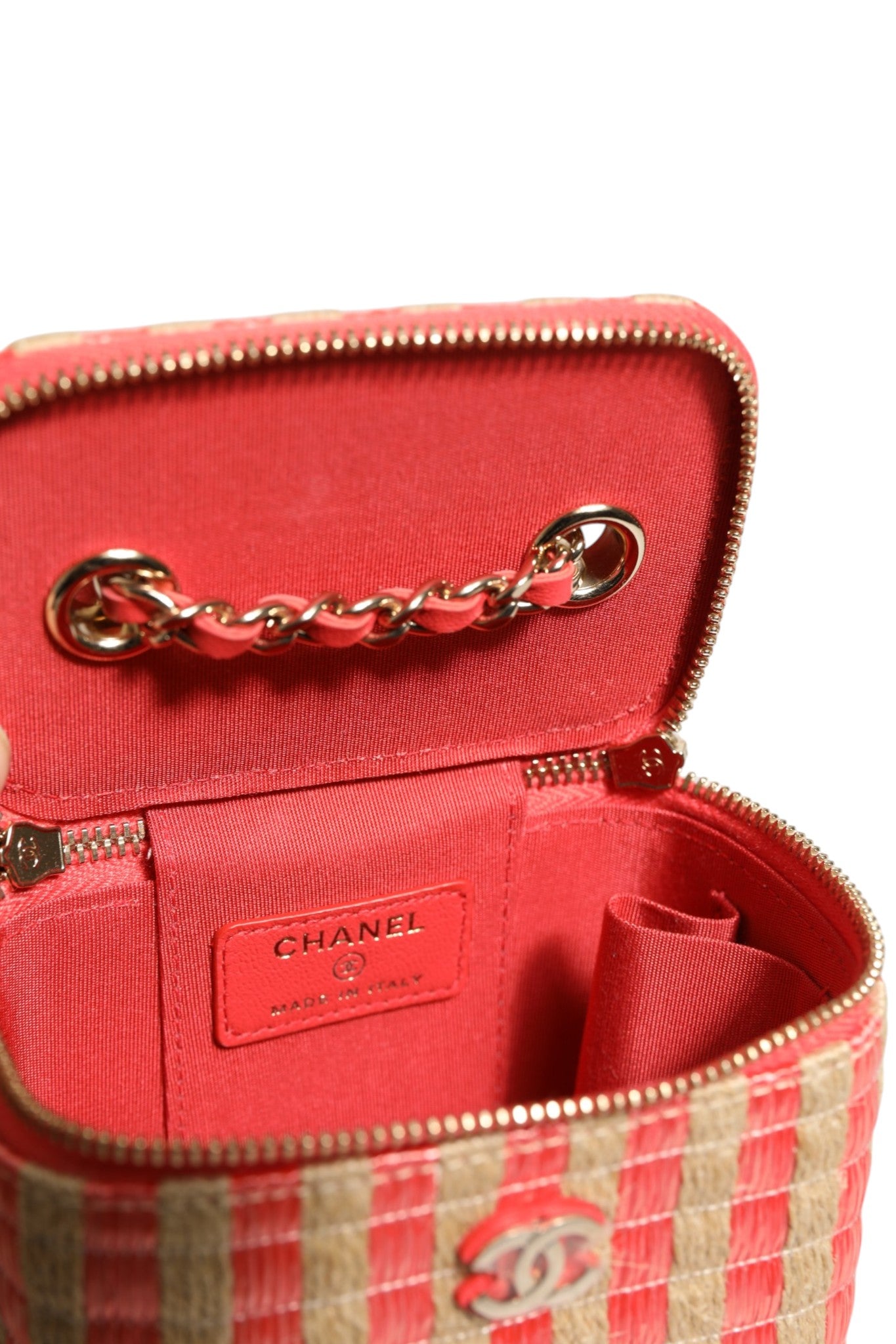 Mini vanity case Chanel en raphia et jute avec rayures, compact et élégant, idéal pour le rangement de maquillage ou accessoires.
