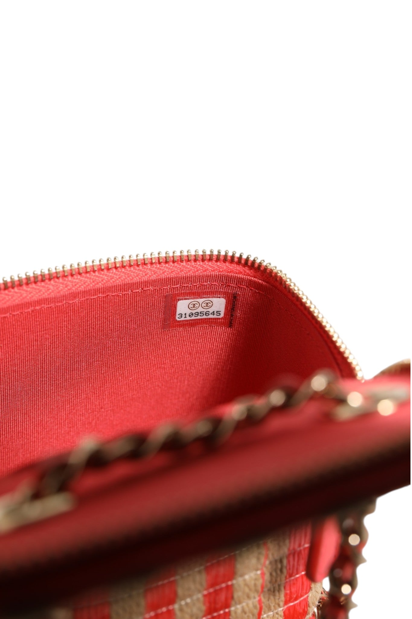 Mini vanity case Chanel en raphia et jute à rayures, élégance compacte avec poignée et fermeture métallique.