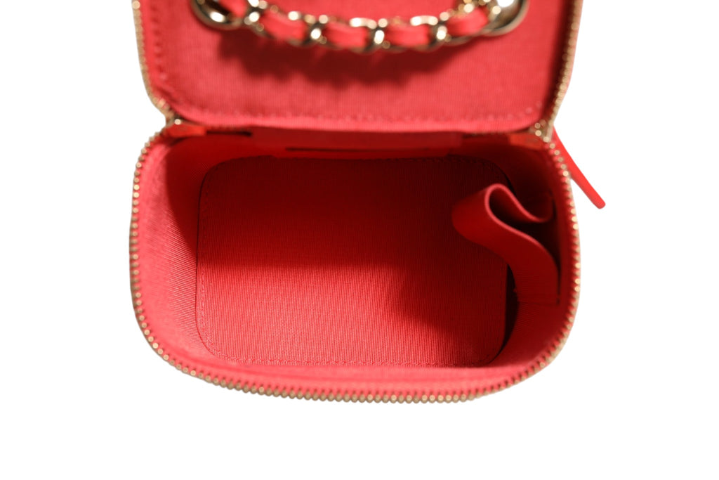Mini vanity case en jute rayé Chanel Raffia, élégant et compact, avec poignées et fermeture métallique.