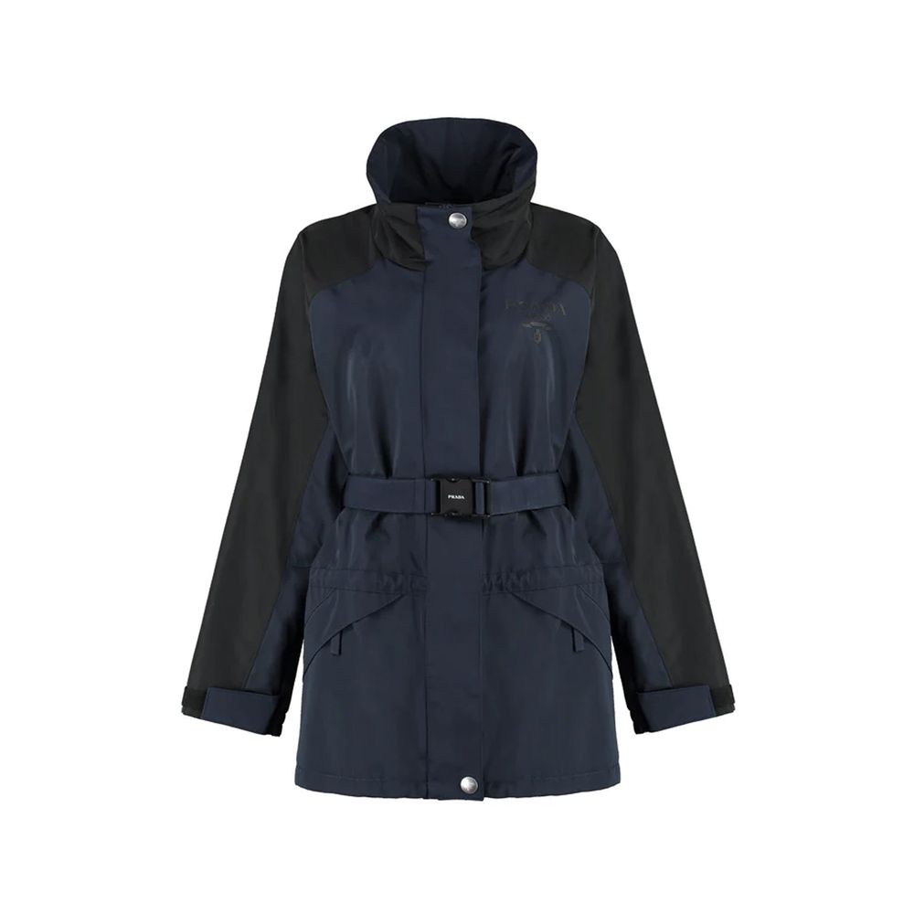 Veste en polyamide bleue Prada, coupe-vent et légère, avec capuche et fermeture zippée.