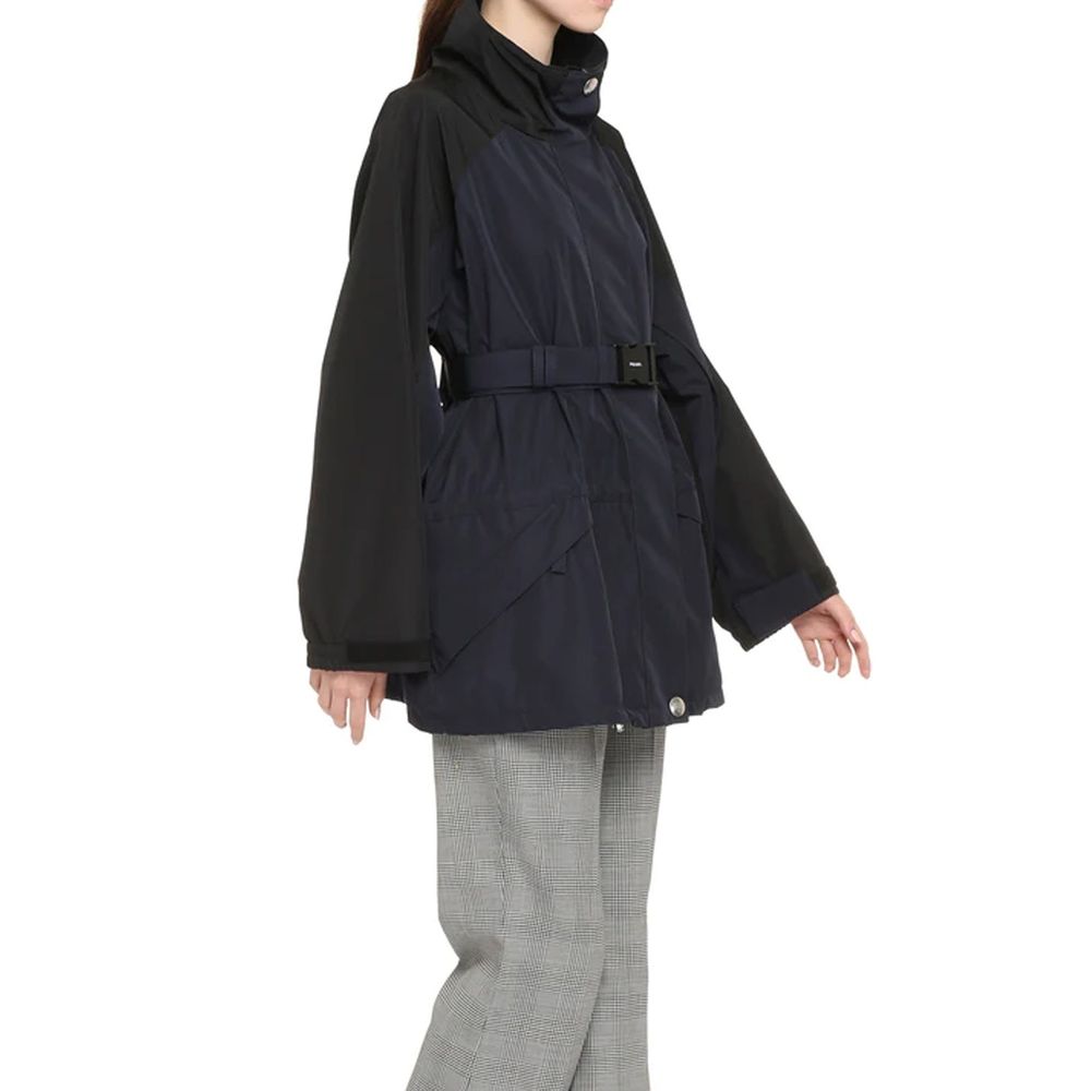 Veste en polyamide bleue Prada, coupe moderne, fermeture à glissière, détails minimalistes, adaptée pour un style urbain.