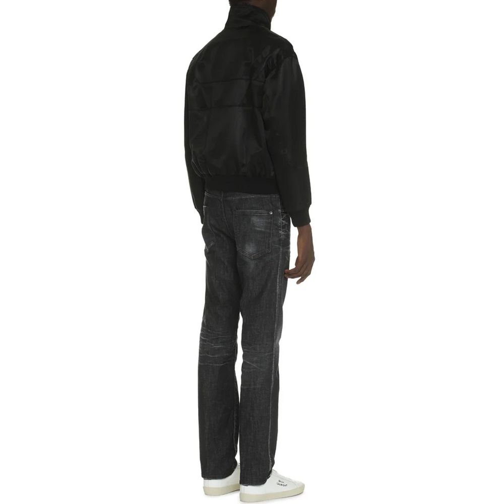 Veste en soie noire de Saint Laurent, élégante et sophistiquée, avec coupe moderne et détails raffinés.