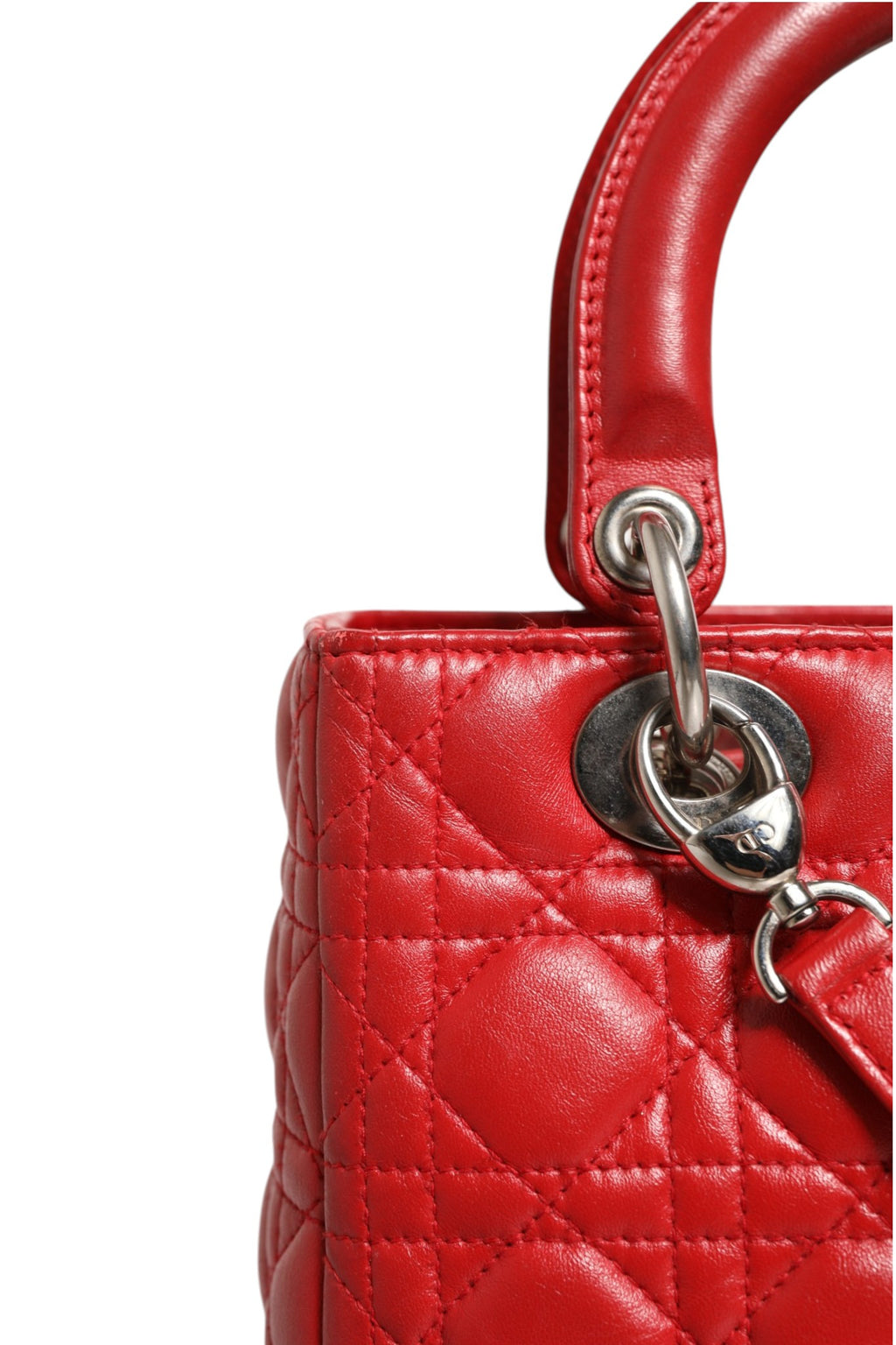 Sac à main Lady Dior en cuir d'agneau rouge avec motif Cannage de Christian Dior, vue en gros plan.