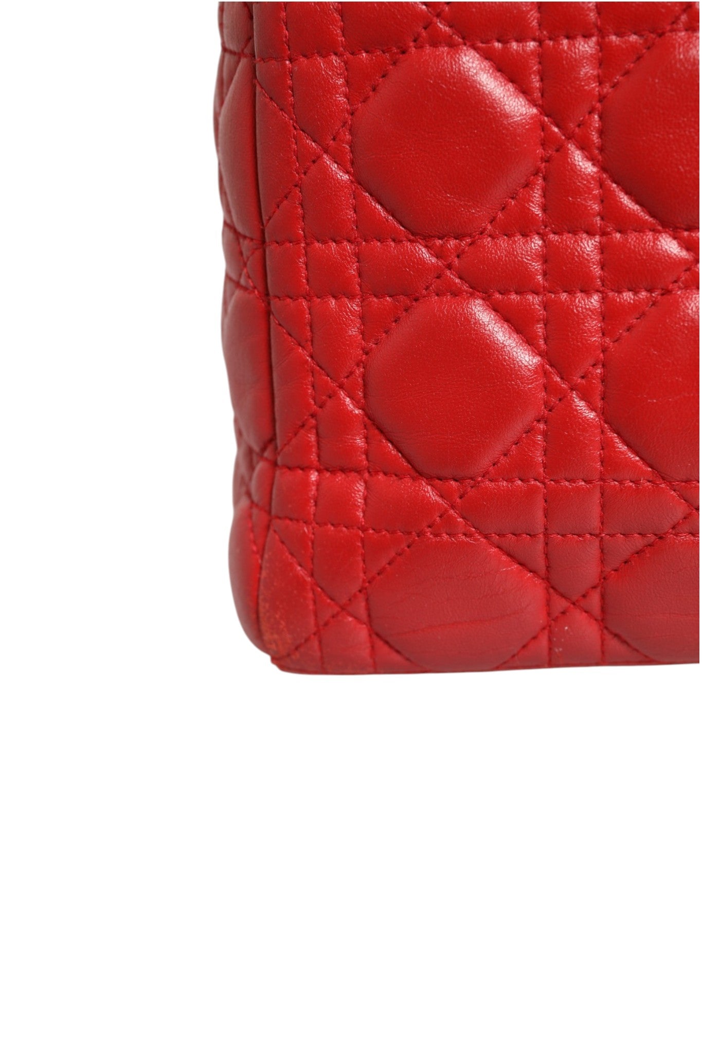 Sac à main Lady Dior en cuir de veau rouge avec motif Cannage de la marque Christian Dior, vue de face.