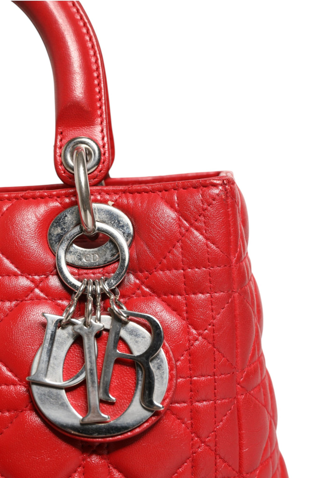 Sac à main Lady Dior en cuir d'agneau rouge avec motif Cannage de Christian Dior, vue de face.
