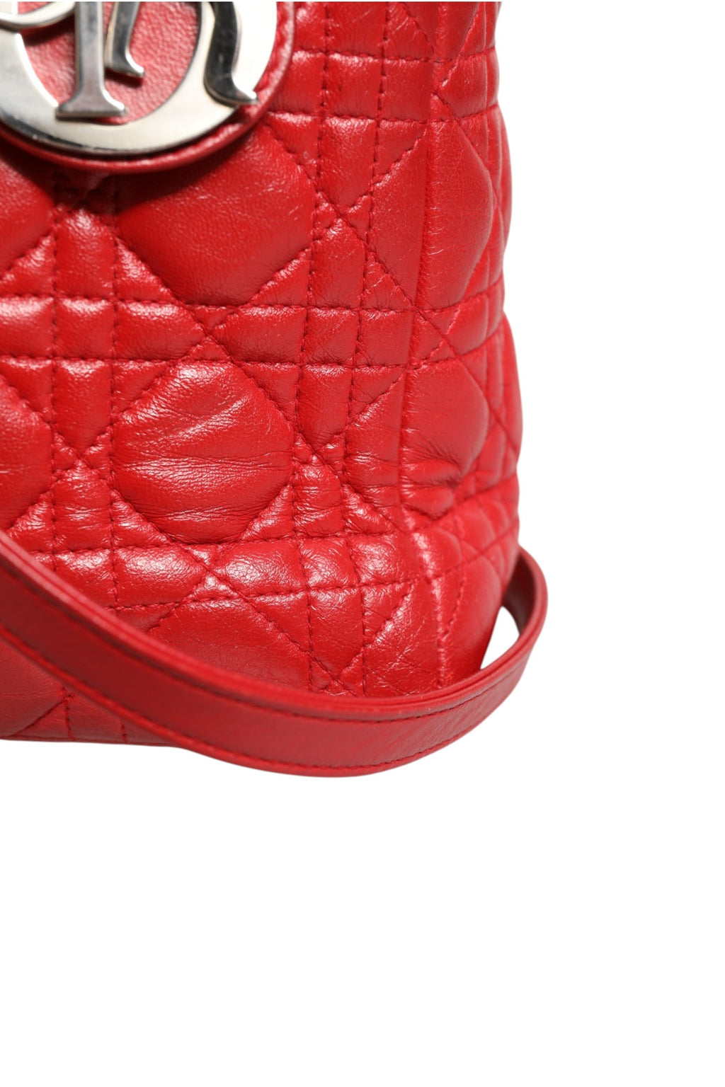 Sac à main Lady Dior en cuir d'agneau rouge avec motif cannage de Christian Dior, élégant et sophistiqué.