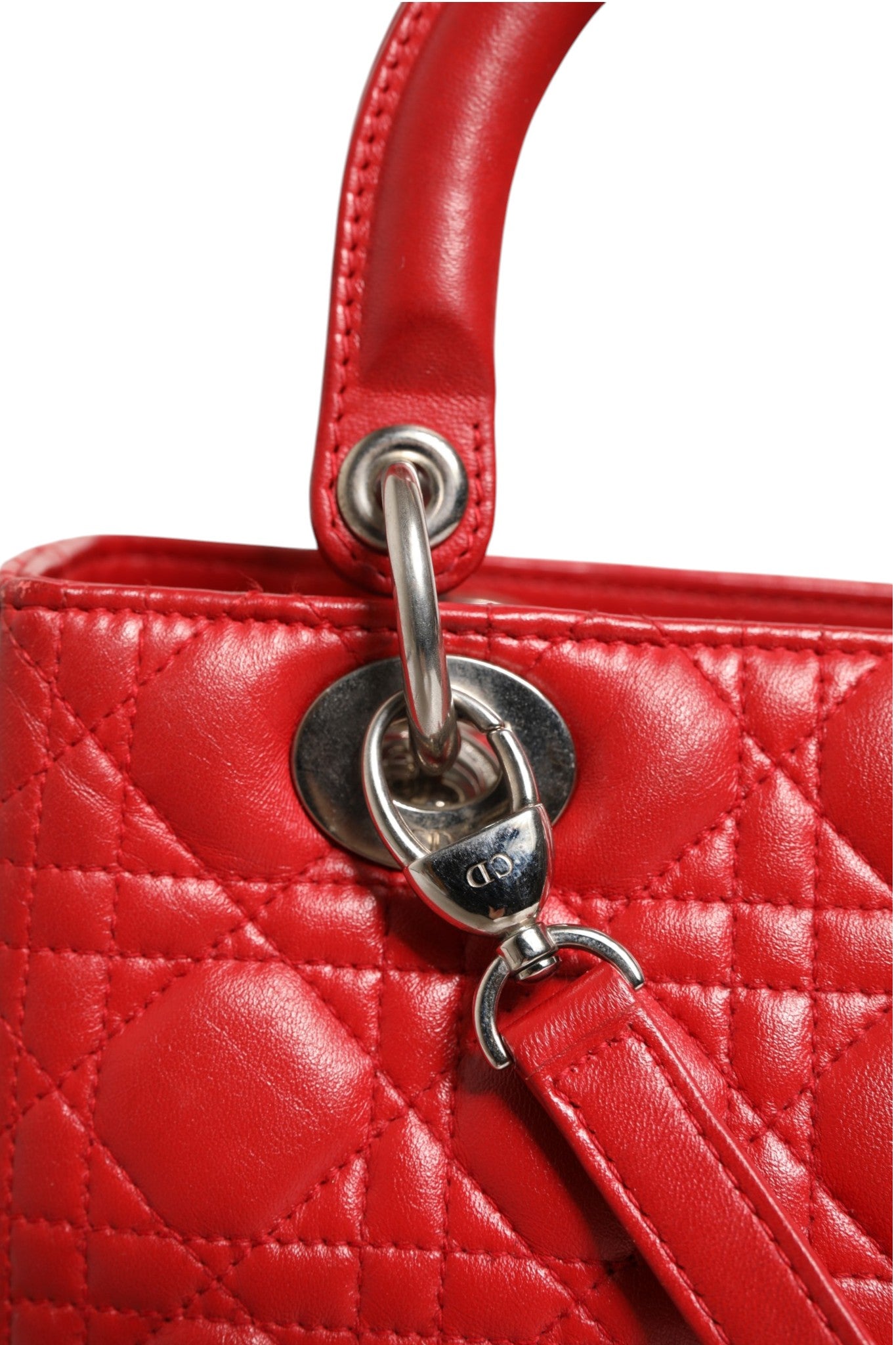 Sac à main Lady Dior en cuir d'agneau rouge avec motif Cannage de Christian Dior, élégant et sophistiqué.