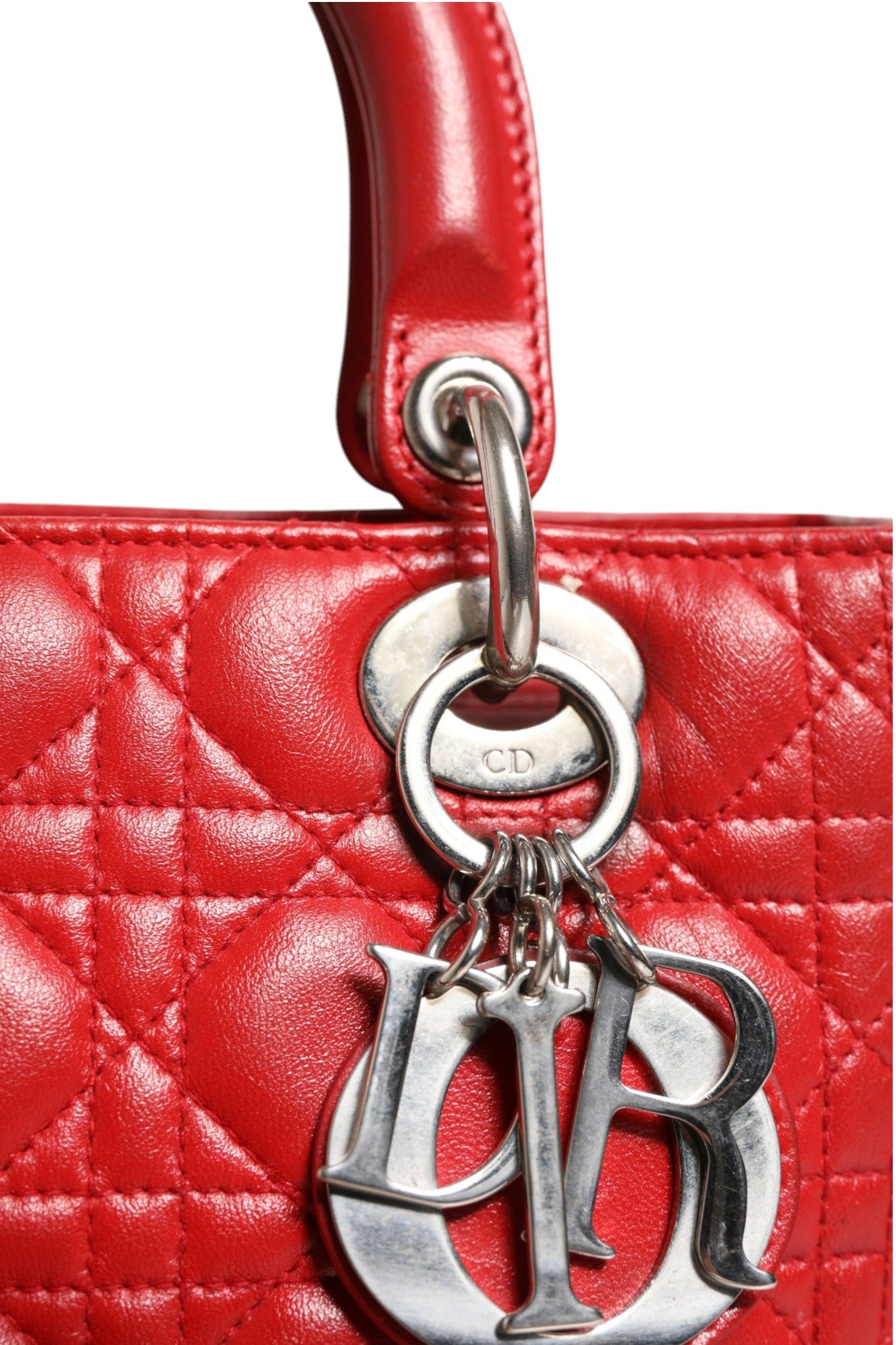 Sac à main Lady Dior en cuir de mouton rouge avec motif Cannage de la marque Christian Dior, élégant et sophistiqué.