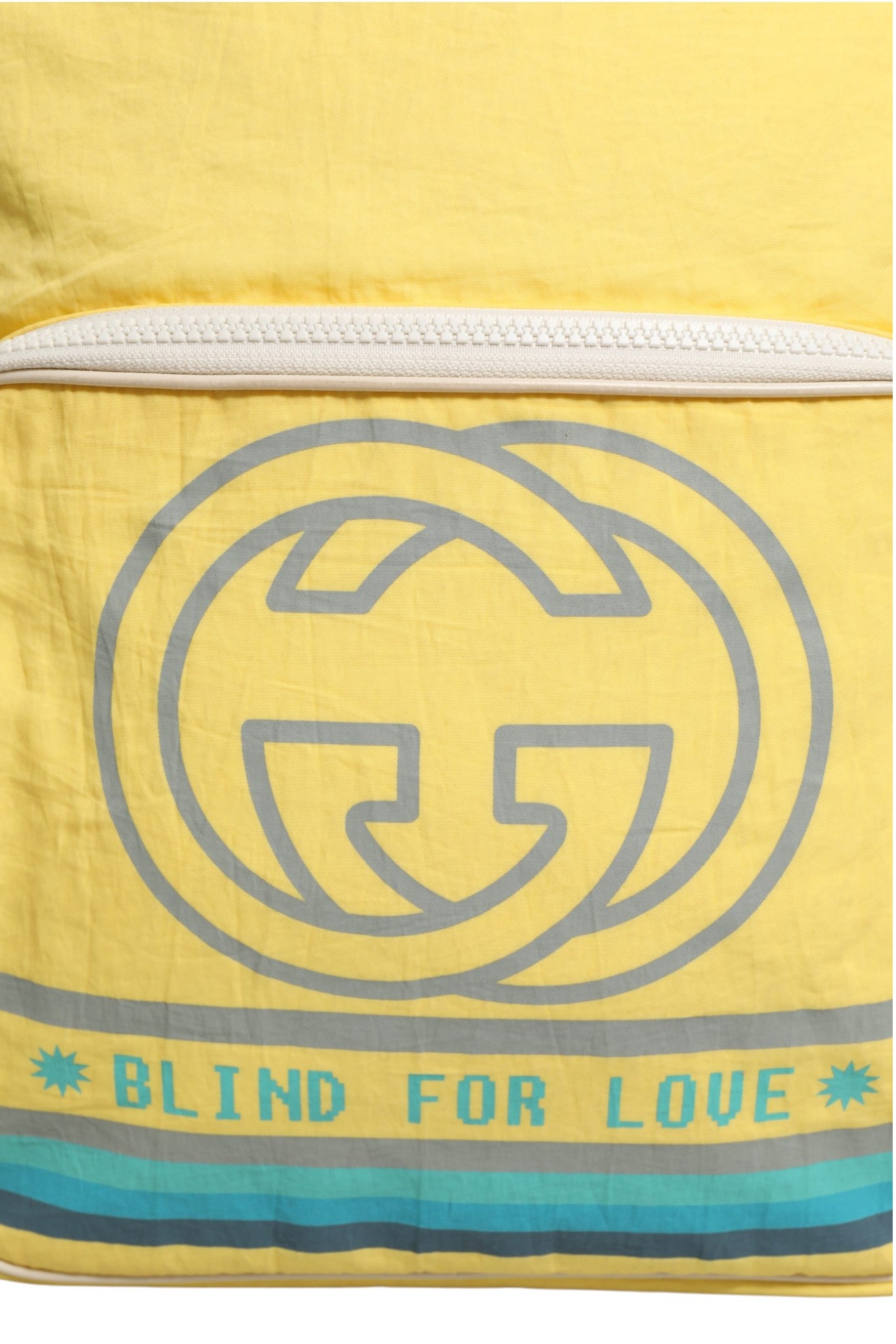 Sac à dos Gucci Blind For Love en nylon jaune avec logo Gucci visible, style élégant et moderne.