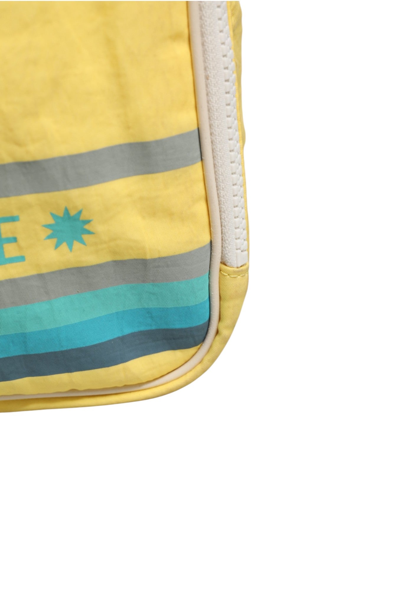 Sac à dos en nylon jaune Gucci Blind For Love avec logo Gucci, poches zippées et bretelles ajustables, vue de face.