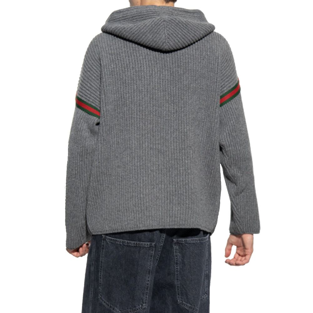Sweatshirt en cachemire gris de Gucci, doux et élégant, porté en plan rapproché sur un fond neutre.