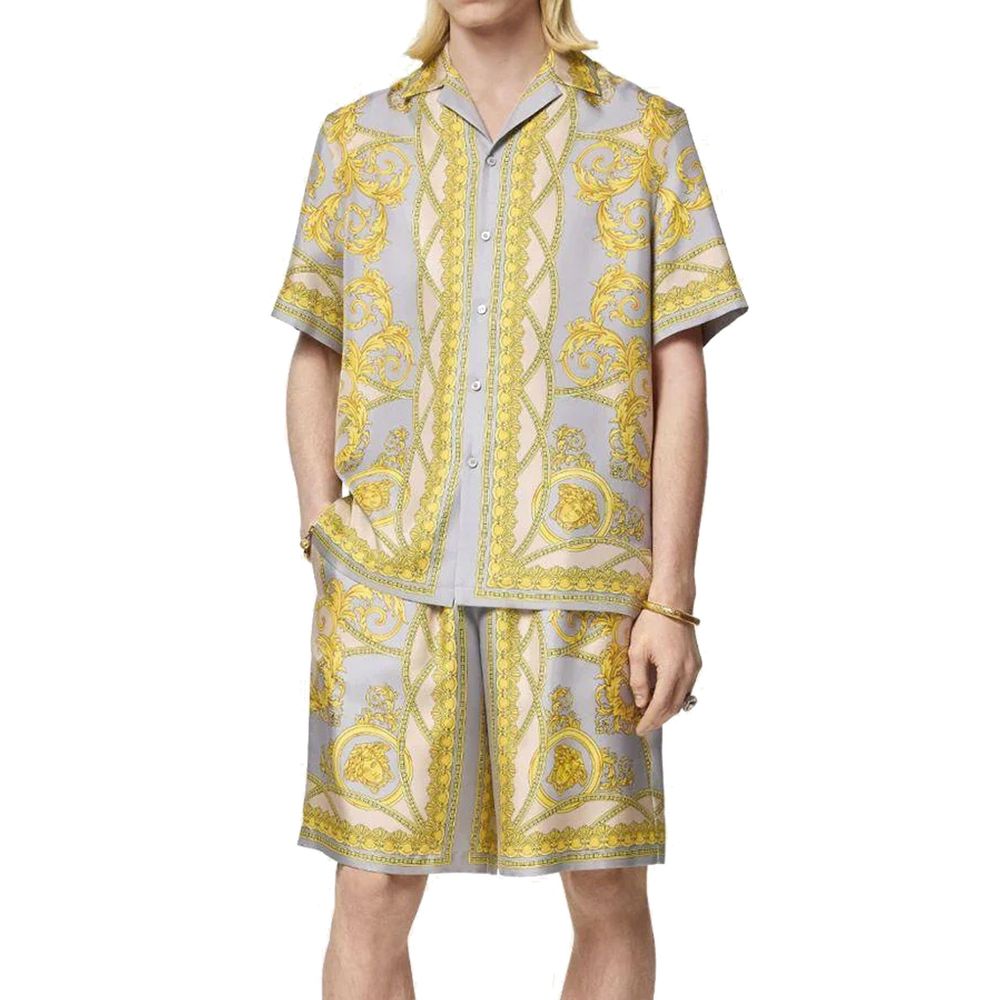 Jupe en soie grise longueur genou de la marque Versace, tissu élégant et fluide, portée décontractée ou sophistiquée.