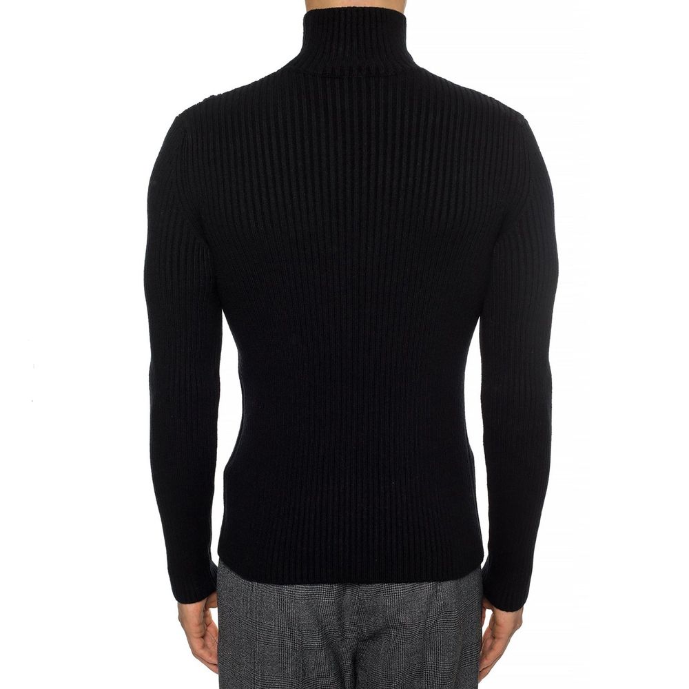 Pull noir en cachemire Balenciaga avec col roulé, visible en gros plan sur fond neutre.