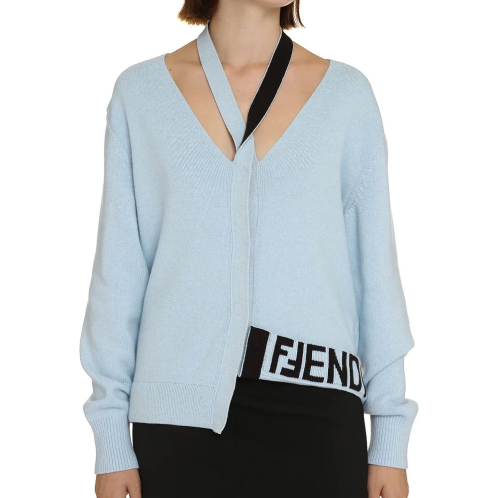 Cardigan en cachemire bleu Fendi avec boutons, porté sur un mannequin, vue de face.