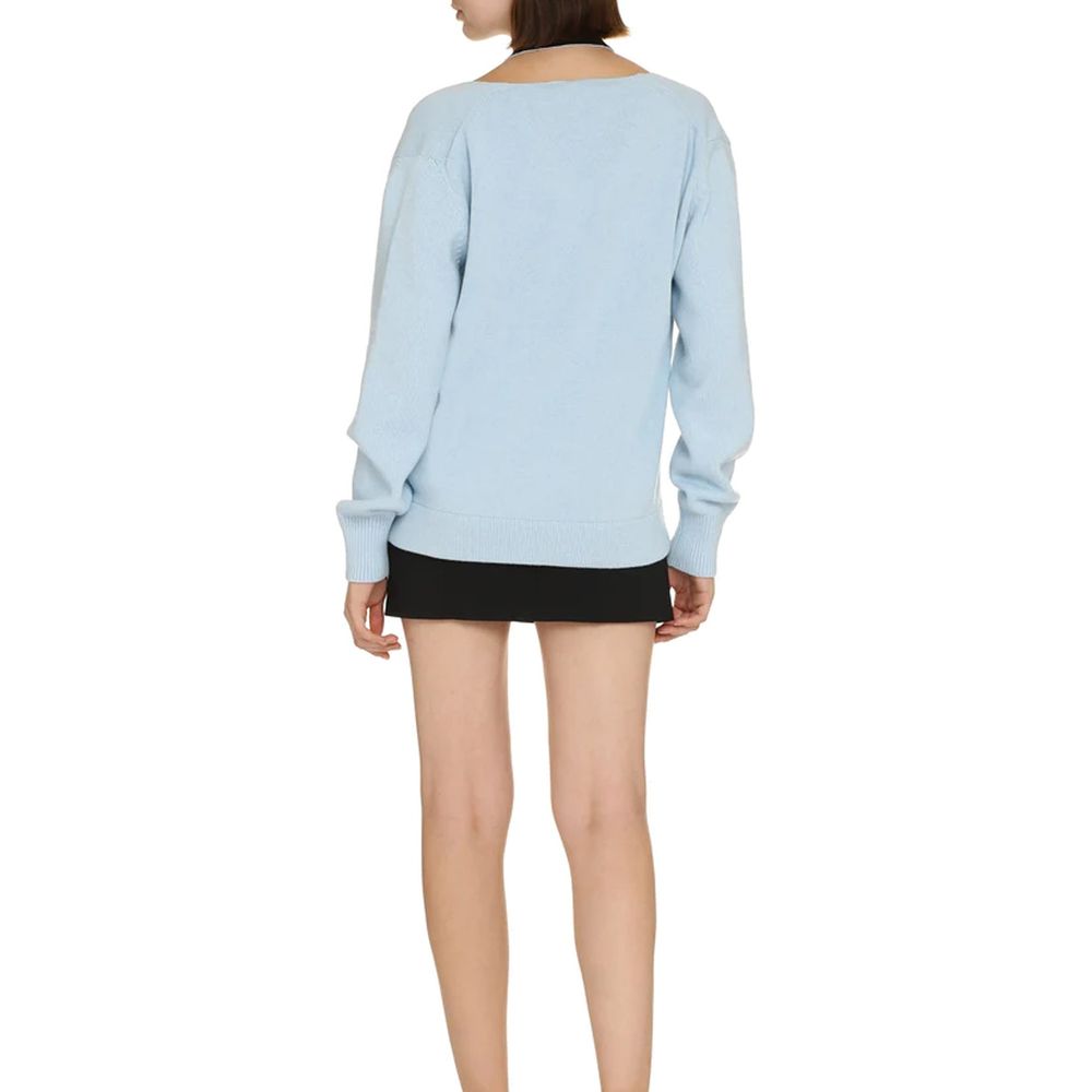 Cardigan en cachemire bleu Fendi porté, avec détails élégants et coupe confortable, idéal pour un look chic et décontracté.