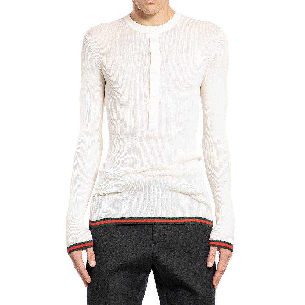 T-shirt en soie blanche Gucci pour femme, coupe élégante et tissu luxueux, visible sur l’image.