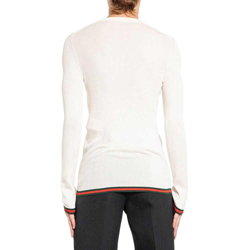 T-shirt en soie blanche Gucci, vêtement de mode pour homme ou femme, avec logo Gucci visible sur le devant.