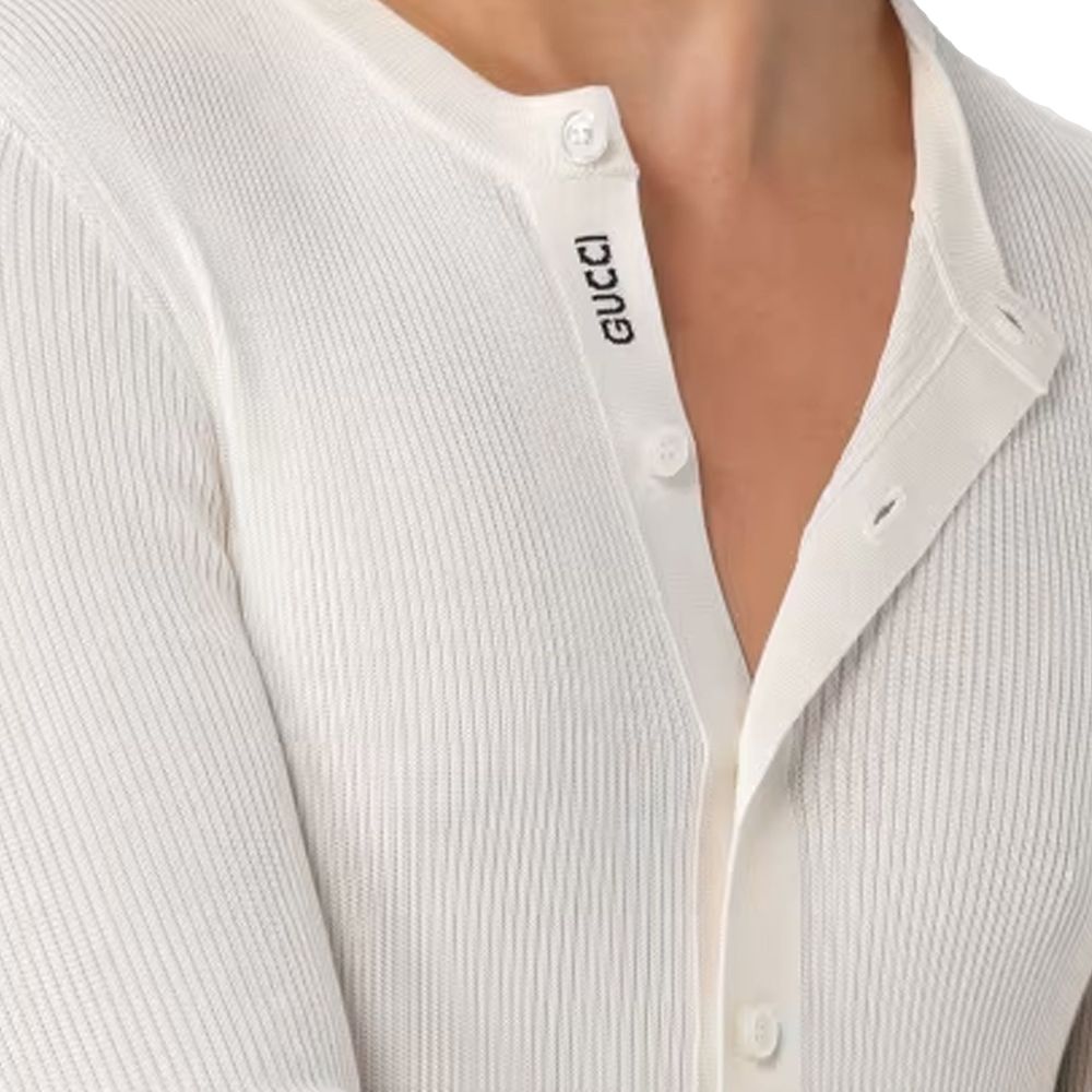 T-shirt en soie blanche Gucci avec logo, porté, vue de face, détail du tissu élégant, mode masculine et luxe.