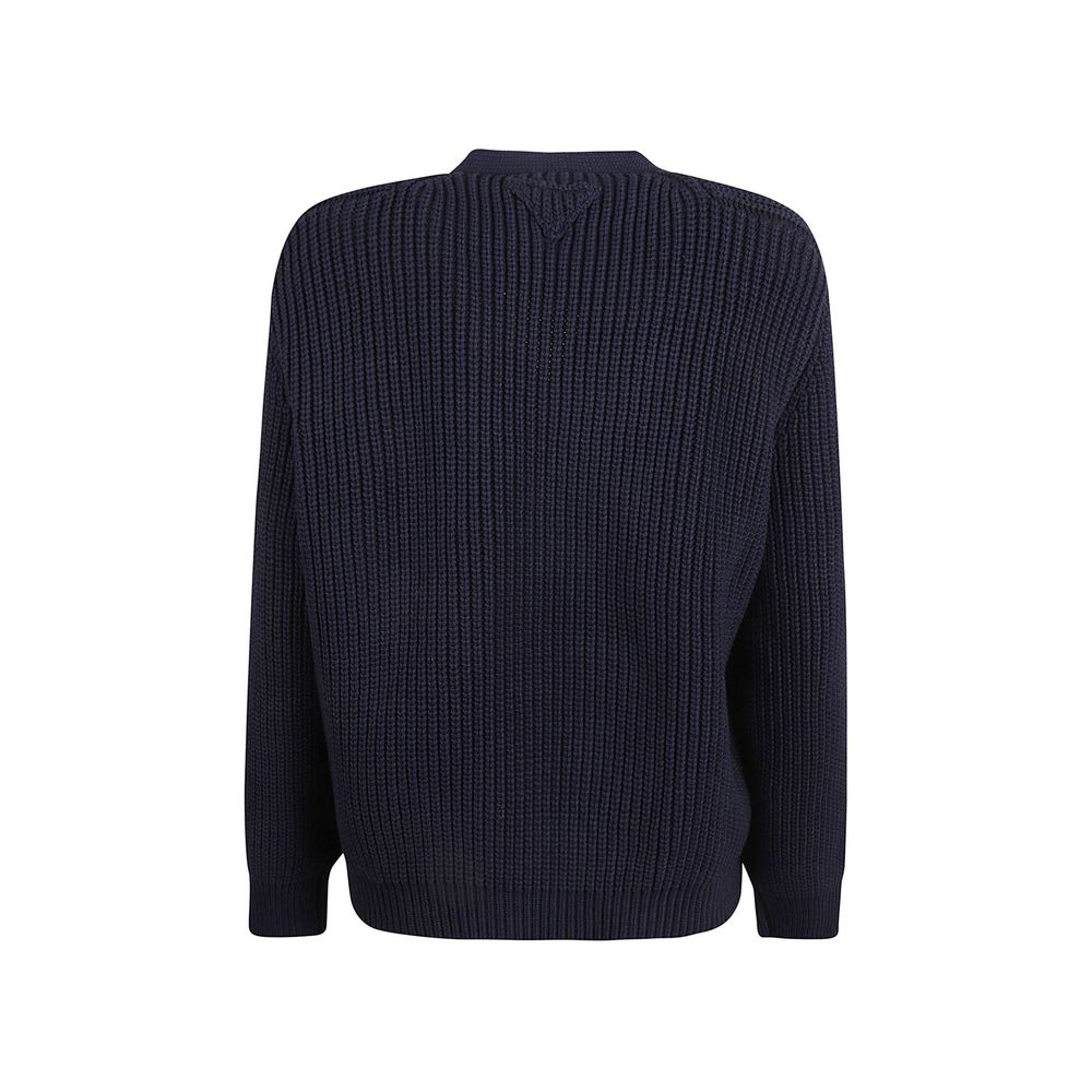 Cardigan en coton bleu Prada, style décontracté, avec boutons, porté sur un mannequin.