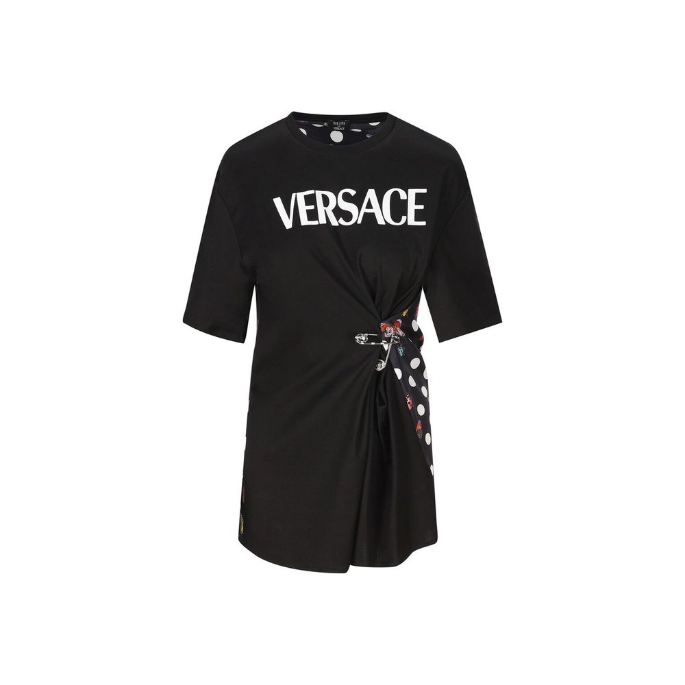T-shirt noir en coton de la marque Versace, avec logo emblématique visible sur le devant.