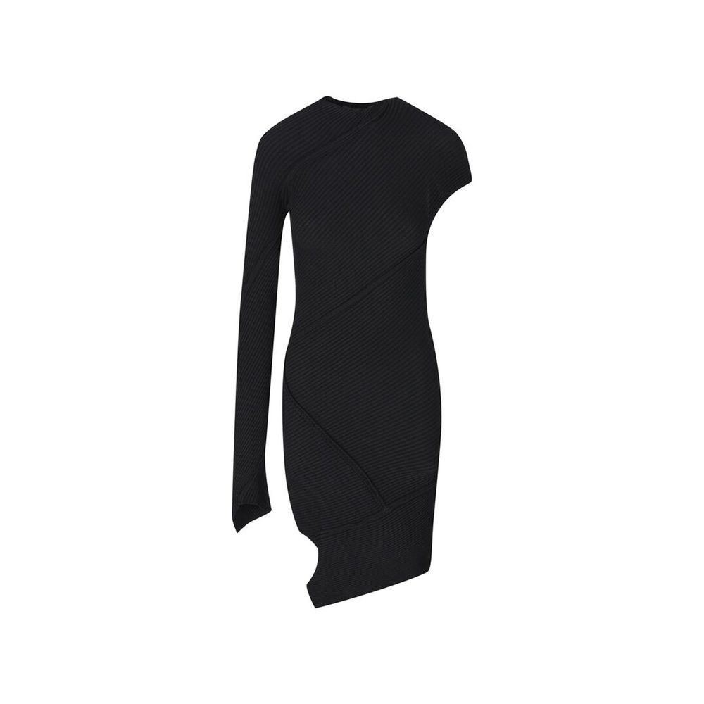 Robe de cocktail noire en polyester de la marque Balenciaga, élégante et sophistiquée, portée avec détail visible.