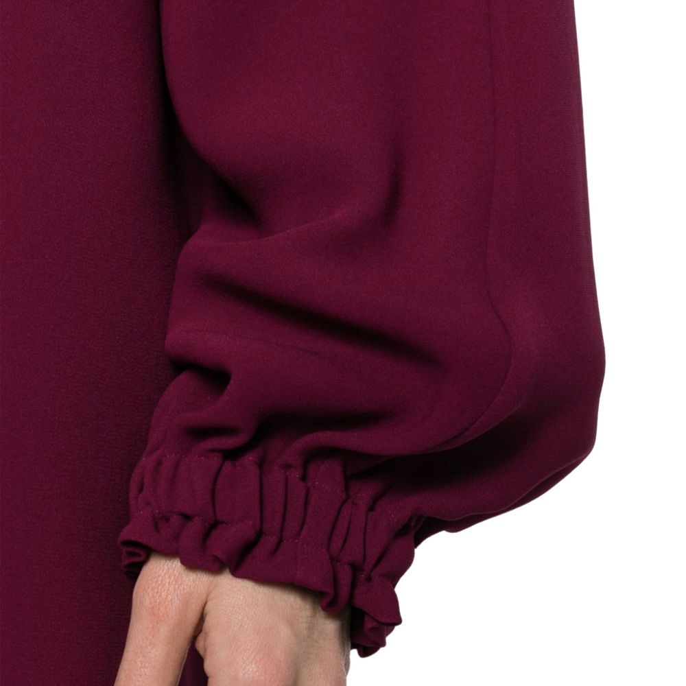 Robe décontractée en soie violette de marque Fendi, coupe fluide et élégante, portée avec des détails sophistiqués.