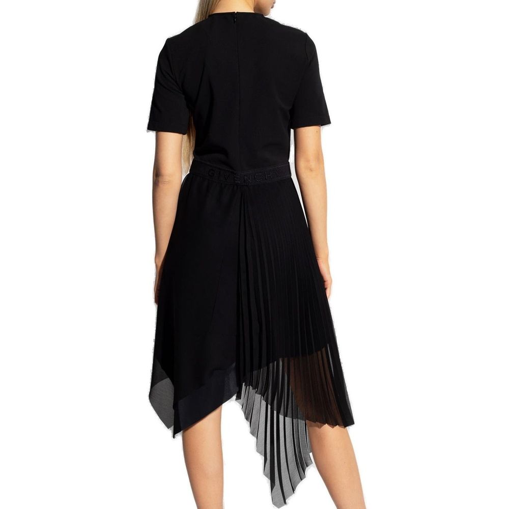 Robe décontractée noire en polyester de Givenchy, coupe fluide et élégante, idéale pour un style casual et sophistiqué.