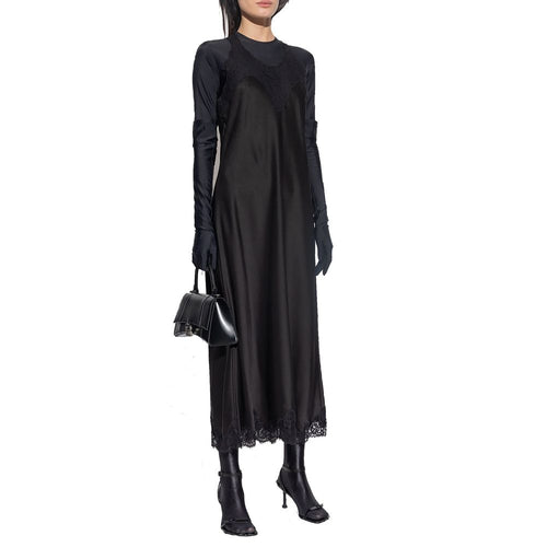 Robe décontractée en acétate noir de Balenciaga, coupe élégante et moderne, visible sur cette image.