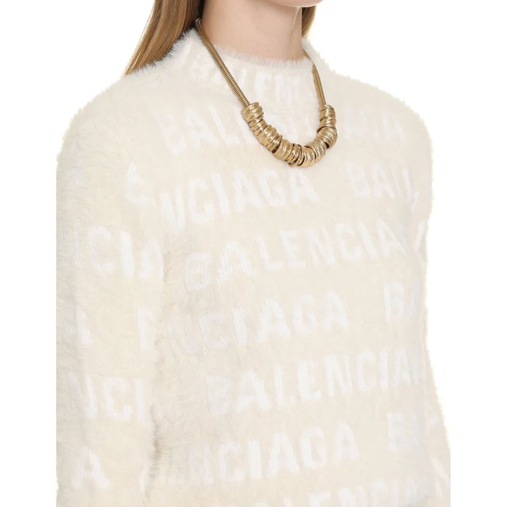 Sweatshirt blanche en élasthanne de Balenciaga, coupe décontractée avec logo discret, portée sur un mannequin.