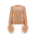 Sweat-shirt en laine multicolore Gucci avec logo, porté sur un mannequin, détails colorés et texture douce visible.