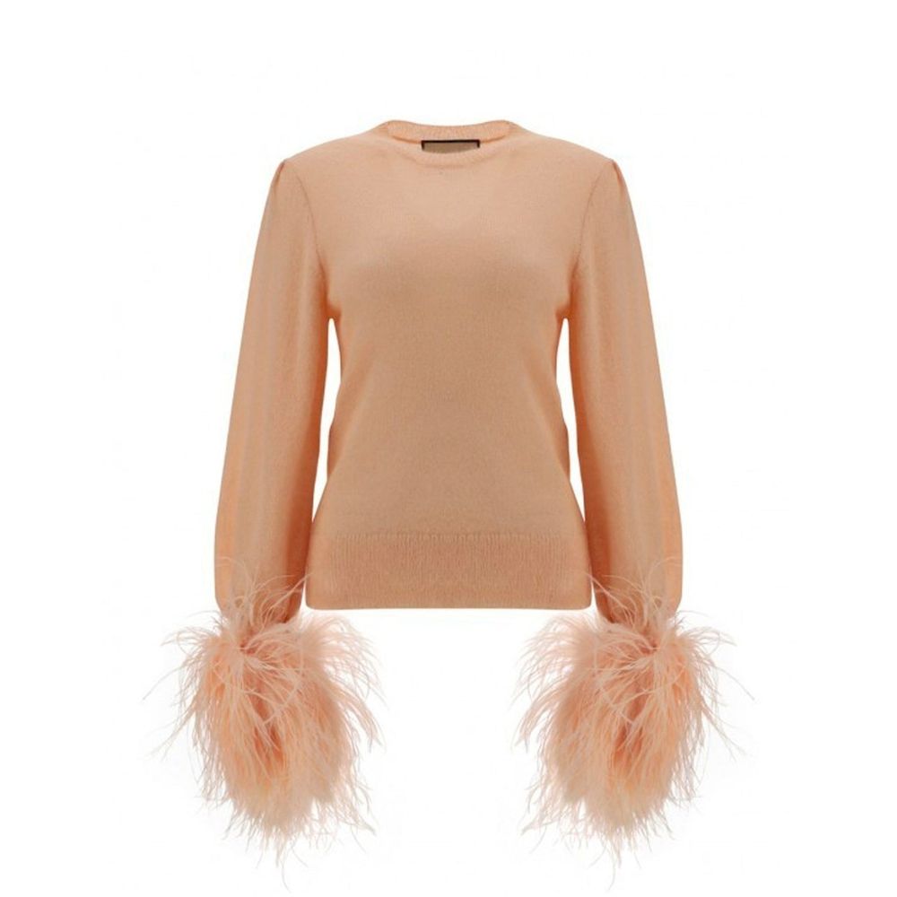 Sweat-shirt en laine multicolore Gucci avec logo, porté sur un mannequin, détails colorés et texture douce visible.