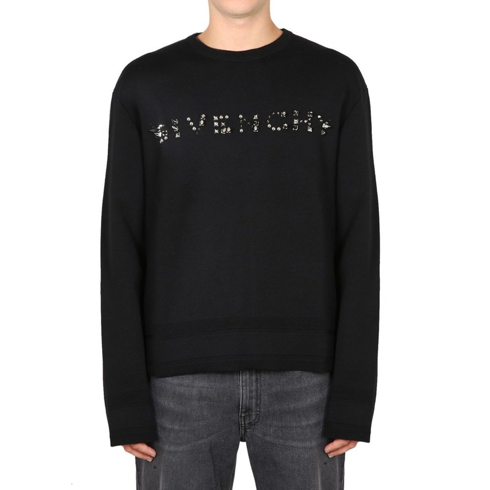 Sweat-shirt noir en coton Givenchy avec logo, porté sur un modèle, vue de face, détails du tissu et de la coupe visible.