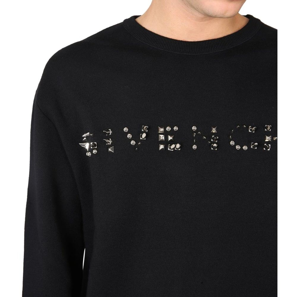 Sweat-shirt noir en coton de Givenchy, coupe décontractée, avec logo discret en haut à gauche, porté sur un mannequin.
