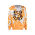 Sweatshirt en coton orange de Kenzo avec logo, porté sur mannequin, détail de la texture et du design tendance.