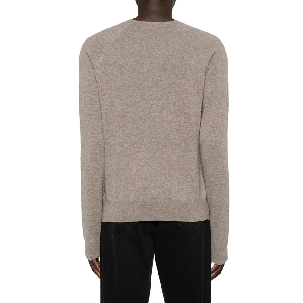 Pull en cachemire marron Saint Laurent, douceur élégante, avec col rond et finition raffinée, porté par un mannequin.