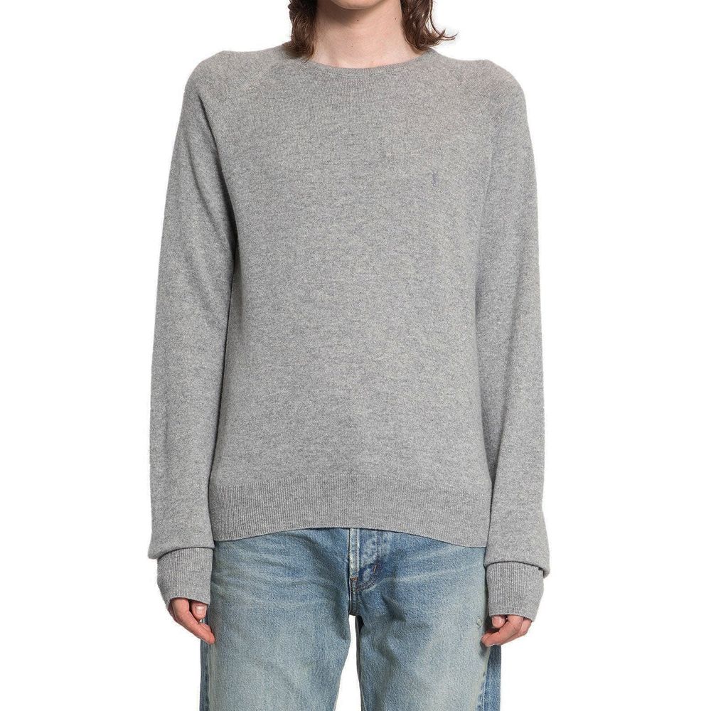 Pull en cachemire gris Saint Laurent, coupe classique et élégante, doux et chaud, porté par un mannequin.