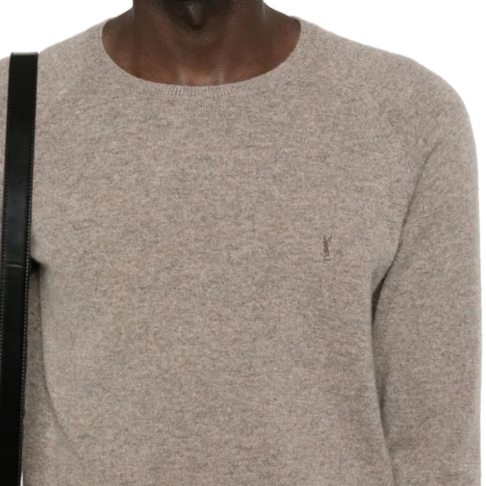 Pull en cachemire marron Saint Laurent, style élégant, avec col rond et manches longues, porté de façon décontractée.
