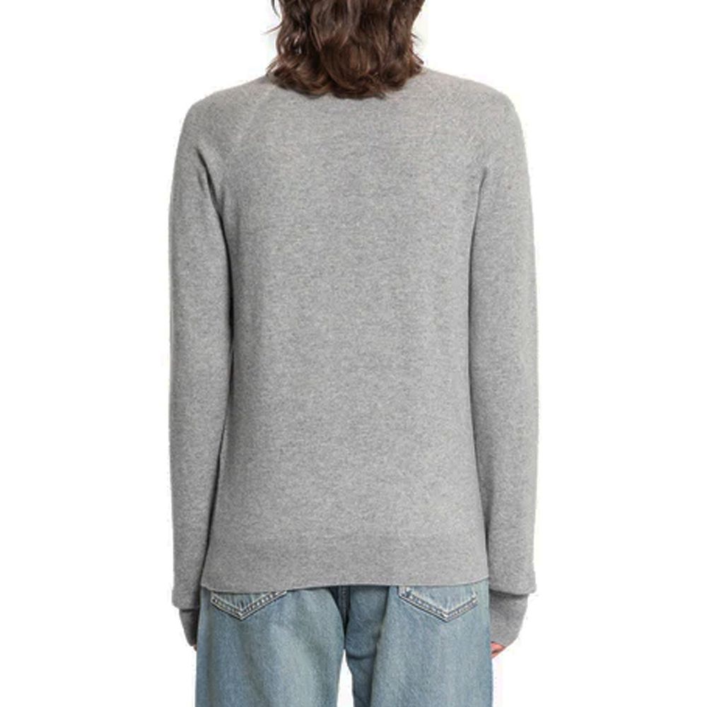Pull en cachemire gris Saint Laurent, doux et élégant, avec un col rond et une coupe classique visible sur l'image.
