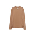 T-shirt en coton marron de Prada, coupe classique avec logo discret, porté sur un mannequin.