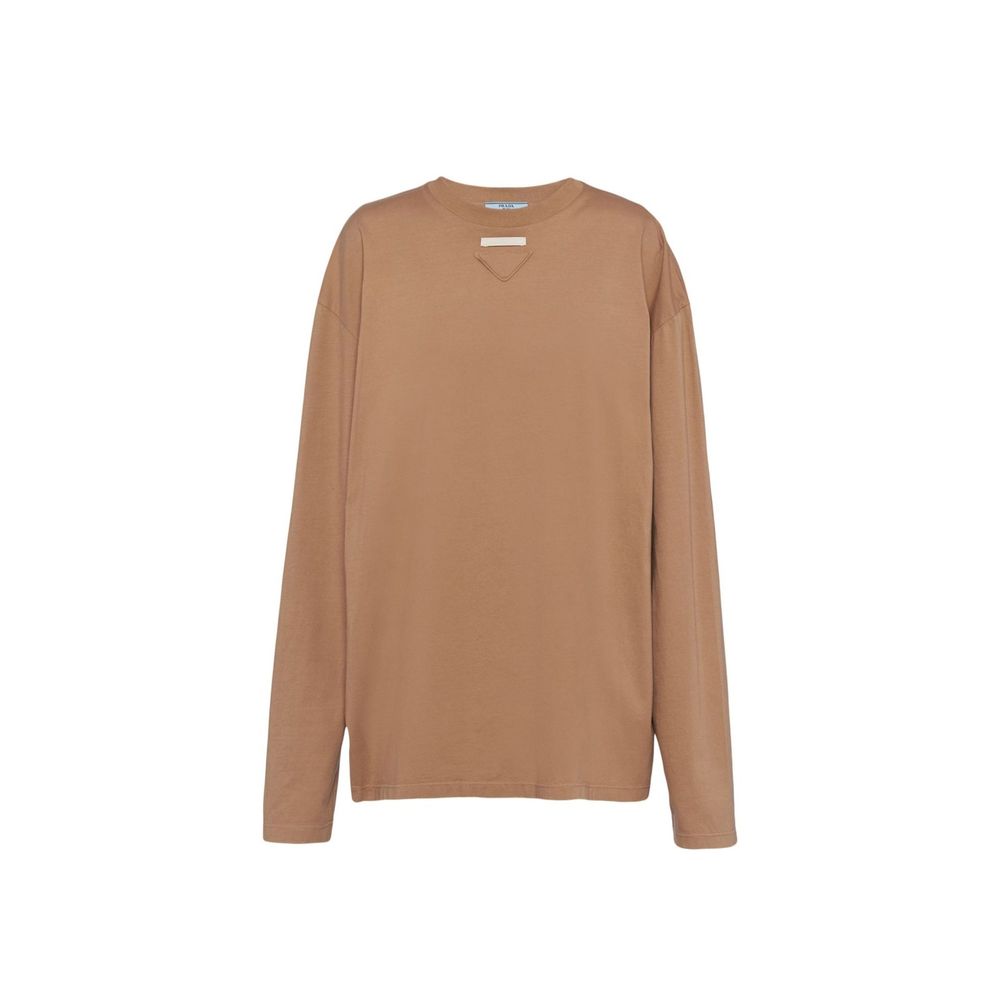 T-shirt en coton marron de Prada, coupe classique avec logo discret, porté sur un mannequin.