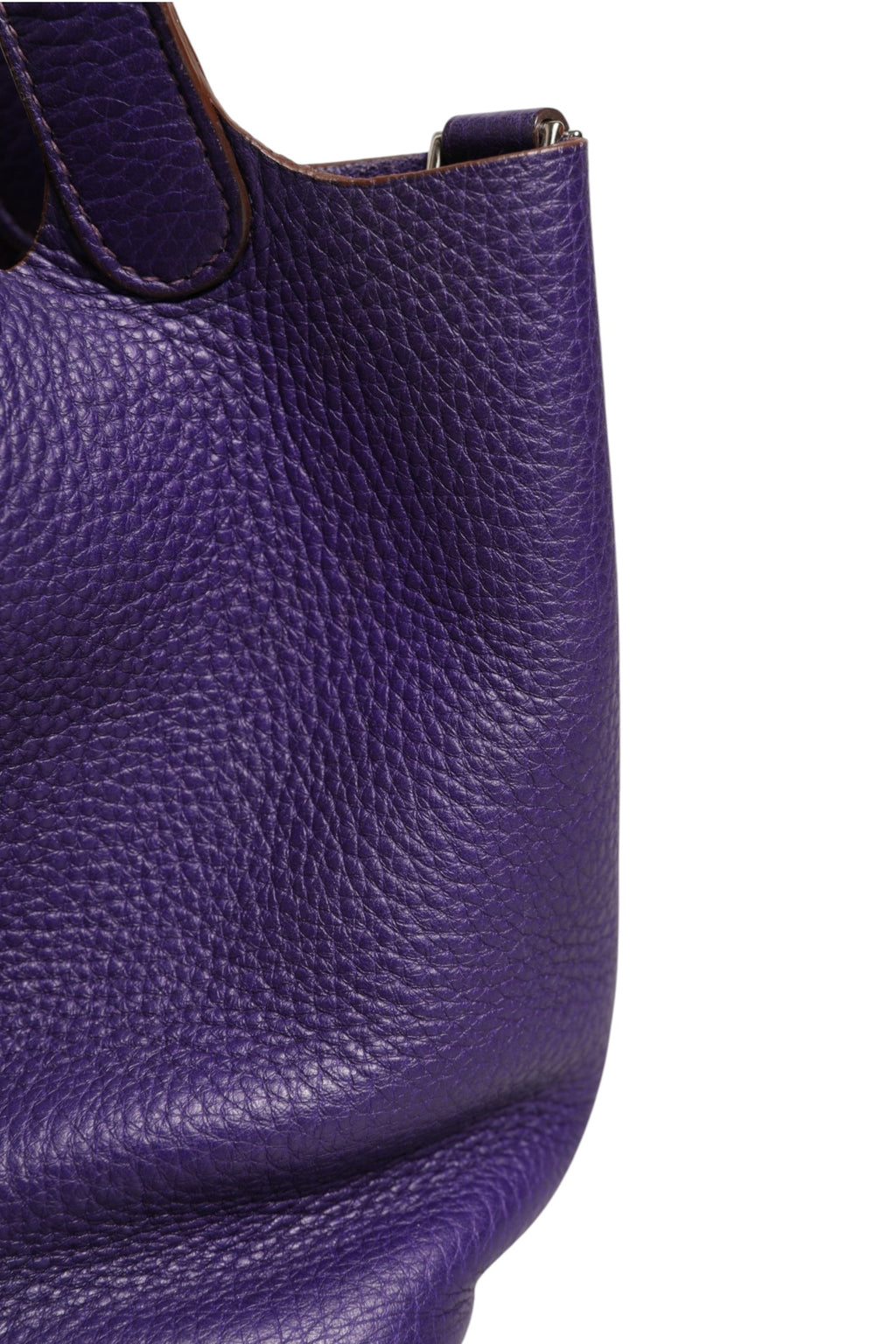 Sac Hermès Picotin Lock PM en cuir Clemence, sac à main élégant avec serrure métallique, porté en main ou à l'épaule.