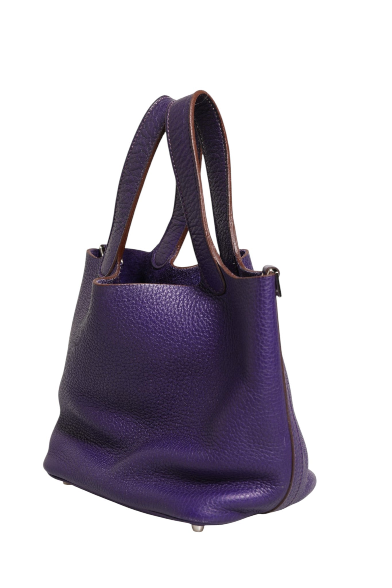 Sac Hermès Picotin Lock PM en cuir Clemence avec fermeture métallique, vue en gros plan sur la texture et les détails du cuir.